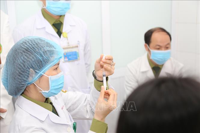  Tiêm thử nghiệm vaccine Nano Covax tại Học viện Quân y. Ảnh: TTXVN