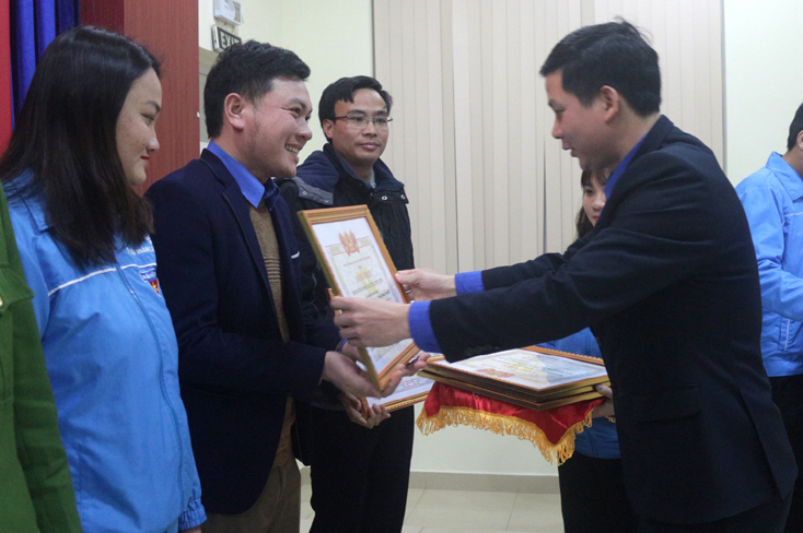 Đồng chí Đặng Đại Bàng, TUV, Bí thư Tỉnh đoàn trao giấy khen cho các tập thể, cá nhân xuất sắc.