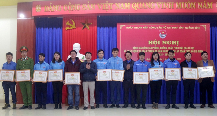 Khen thưởng các cá nhân xuất sắc trong công tác tình nguyện, phòng chống lũ lụt.