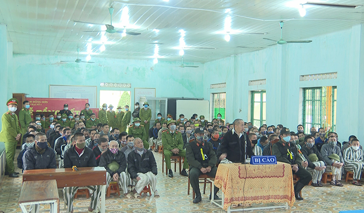 Các phiên tòa xét xử lưu động nhằm tuyên truyền, răn đe giáo dục các phạm nhân đang thụ án tại Trại giam Đồng Sơn.