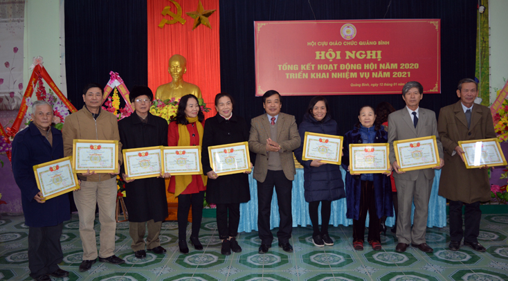 Chủ tịch Hội CGC tỉnh tặng giấy khen các cá nhân có thành tích xuất sắc trong phong trào thi đua xây dựng Hội CGC vững mạnh năm 2020.