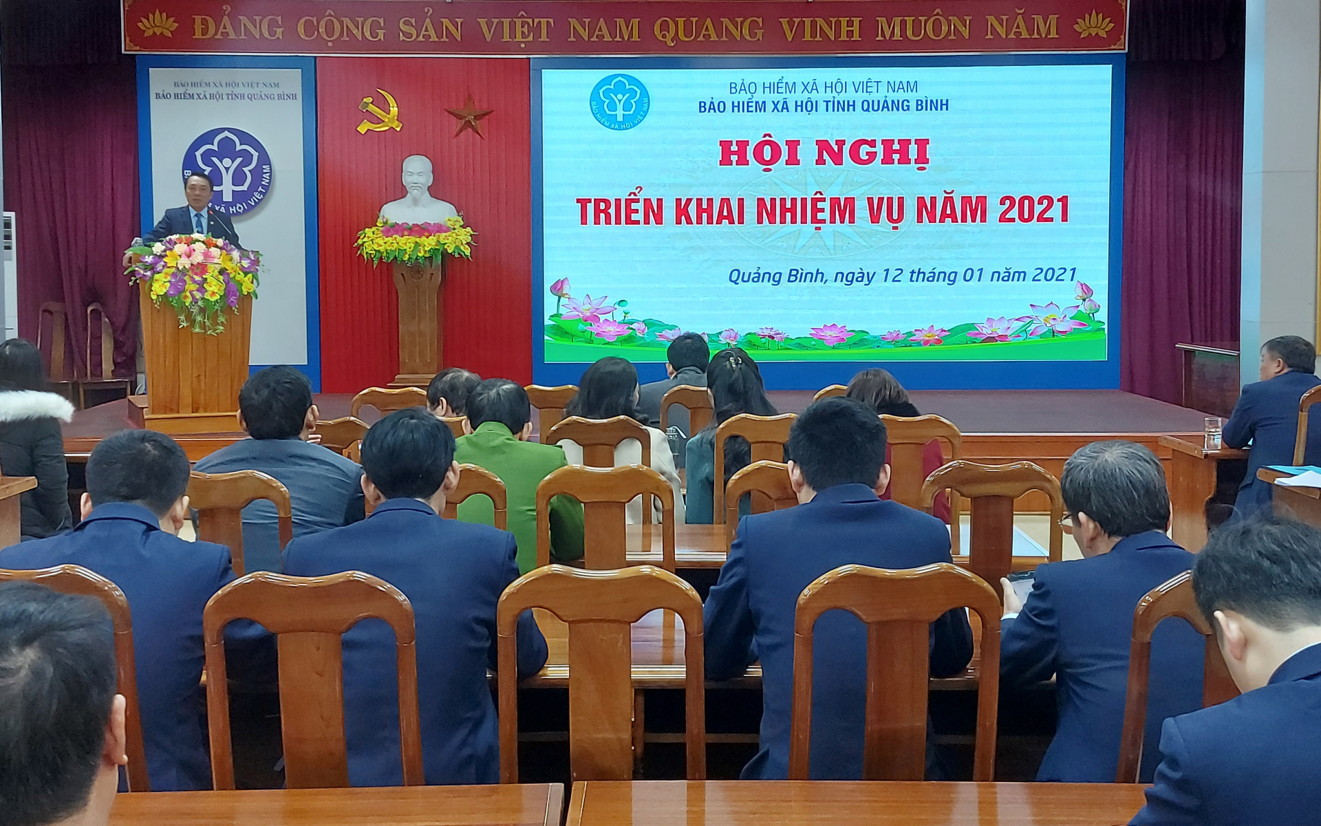 Các đại biểu tham dự hội nghị triển khai nhiệm vụ năm 2021 của BHXH tỉnh Quảng Bình.