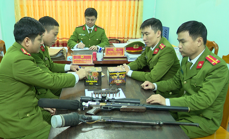 Nhiều vũ khí, vật liệu nổ, công cụ hỗ trợ và pháo được người dân tự nguyện giao nộp.