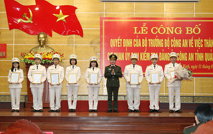 Thừa ủy quyền của Bộ trưởng Bộ Công an, đồng chí Đại tá Nguyễn Tiến Nam, Ủy viên Ban Thường vụ Tỉnh ủy, Giám đốc Công an tỉnh Quảng Bình đã trao quyết định của Bộ trưởng về việc thành lập Cơ quan UBKT Đảng ủy Công an tỉnh Quảng Bình