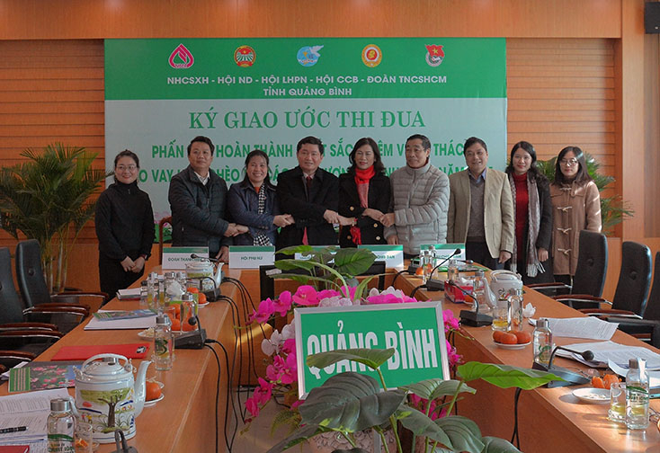 Ngân hàng CSXH tỉnh và các tổ chức chính trị-xã hội cấp tỉnh ký kết giao ước thi đua năm 2021.
