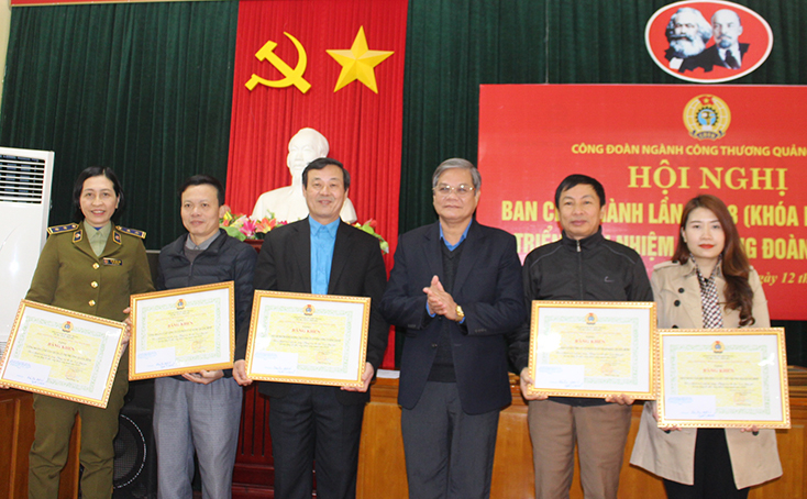 Đại diện lãnh đạo LĐLĐ tỉnh tặng bằng khen cho các tập thể có thành tích xuất sắc trong hoạt động Công đoàn năm 2020.            