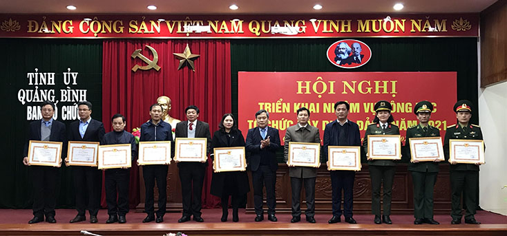   Đồng chí Bí Thư Tỉnh ủy Vũ Đại Thắng tặng bằng khen của Ban Thường vụ Tỉnh ủy cho các tập thể.