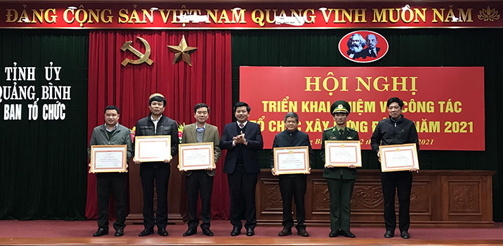 Đồng chí Trưởng ban Tổ chức Tỉnh ủy Trần Vũ Khiêm tặng giấy khen của Ban Tổ chức Tỉnh ủy cho các tập thể và cá nhân.