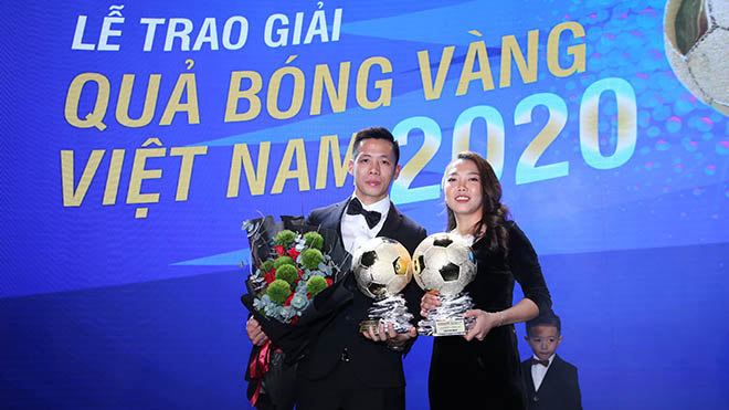  Huỳnh Như lần thứ 3 nhận Quả bóng vàng nữ, trong khi Văn Quyết là lần đầu tiên có Quả bóng vàng. Ảnh: BSG