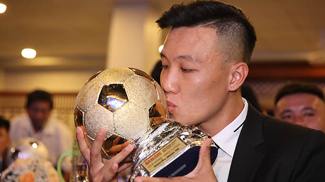 Minh Trí nhận Quả bóng vàng futsal 2020. Ảnh: BSG