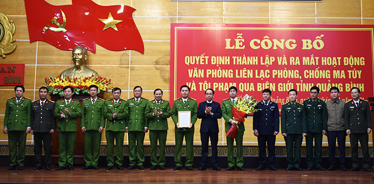 Lãnh đạo UBND tỉnh và C04, Bộ Công an trao quyết định thành lập Văn phòng BLO tỉnh Quảng Bình.