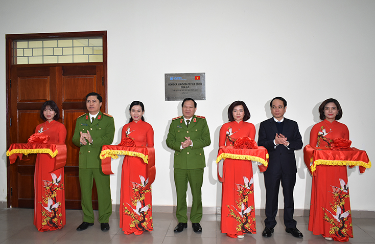 Các đại biểu cắt băng khánh thành Văn phòng BLO tỉnh Quảng Bình.