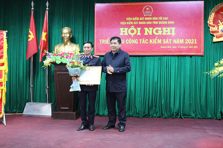 Thừa ủy quyền của Thủ tướng Chính phủ, đồng chí Đoàn Ngọc Lâm, Ủy viên Ban Thường vụ Tỉnh ủy, Phó Chủ tịch Thường trực UBND tỉnh trao bằng khen cho cán bộ nghành kiểm sát tỉnh Quảng Bình có thành tích suất sắc trong công tác
