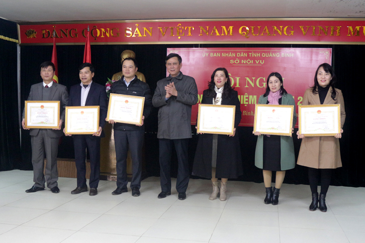 Đồng chí Phó Bí thư Tỉnh ủy, Chủ tịch UBND tỉnh Trần Thắng khen thưởng các tập thể xuất sắc trong công tác CCHC giai đoạn 2011-2020.