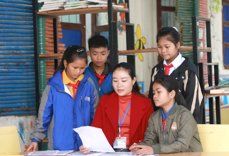 Giáo viên Trường phổ thông dân tộc bán trú Dân Hóa tuyên truyền cho học sinh về dịch bệnh Covid-19 ở giờ ra chơi.
