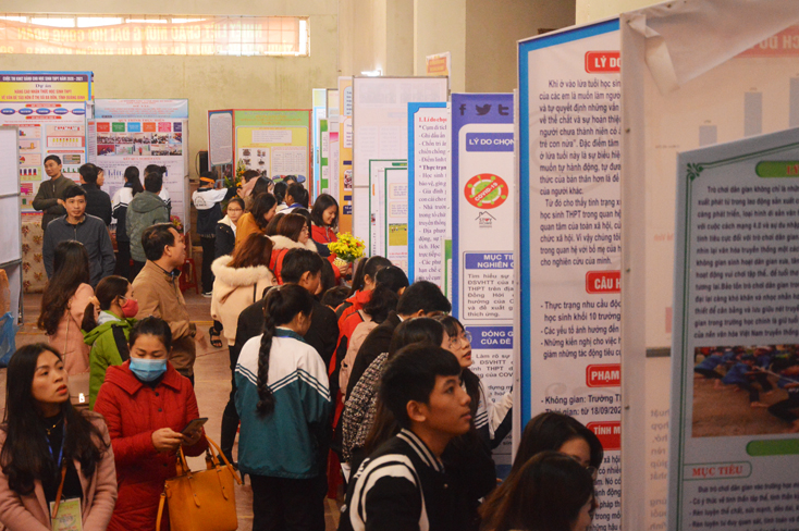 Đông đảo giáo viên, học sinh tham quan các dự án tại khu vực trưng bày của cuộc thi.