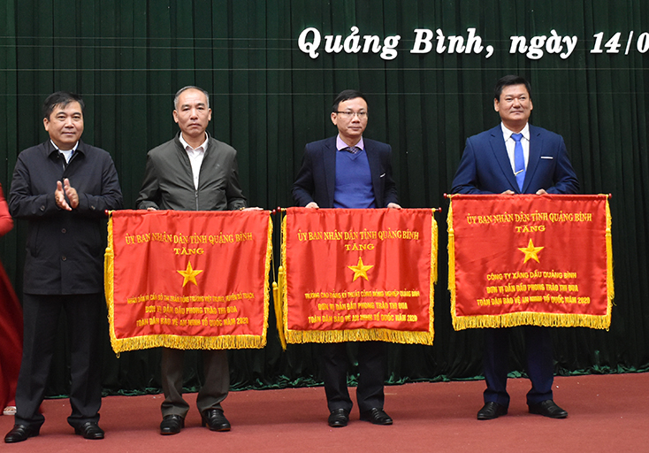 Ảnh 1: Đồng chí Đoàn Ngọc Lâm, Phó Chủ tịch Thường trực UBND tỉnh trao Cờ thi đua cho 3 tập thể đã có thành tích xuất sắc trong phong trào “Toàn dân bảo vệ an ninh Tổ quốc” năm 2020.