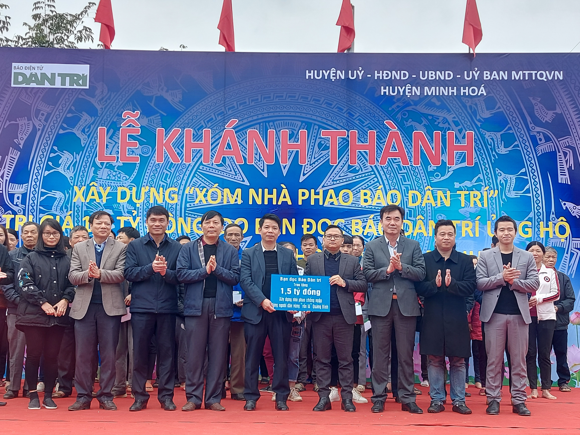 Đại diện lãnh đạo Báo Dân trí trao biển tượng trưng 50 căn nhà phao trị giá 1,5 tỷ đồng cho bà con nhân dân được hưởng lợi.