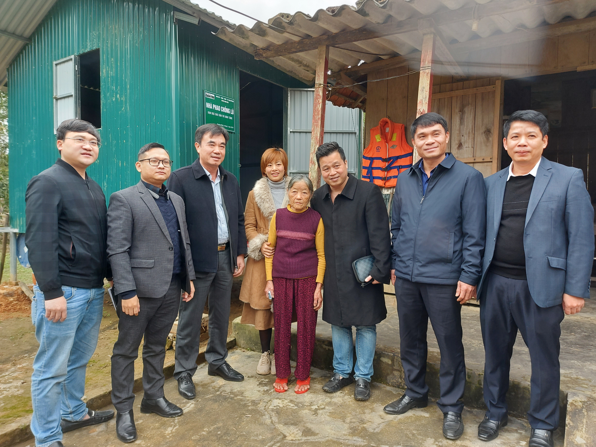 Các đại biểu thăm quan công trình  