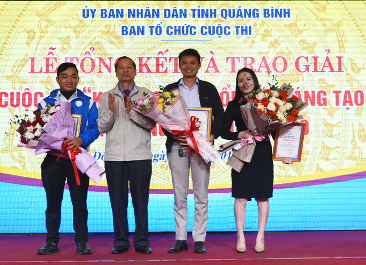  Đại diện Ban Tổ chức cuộc thi trao giải ba cho 3 dự án.