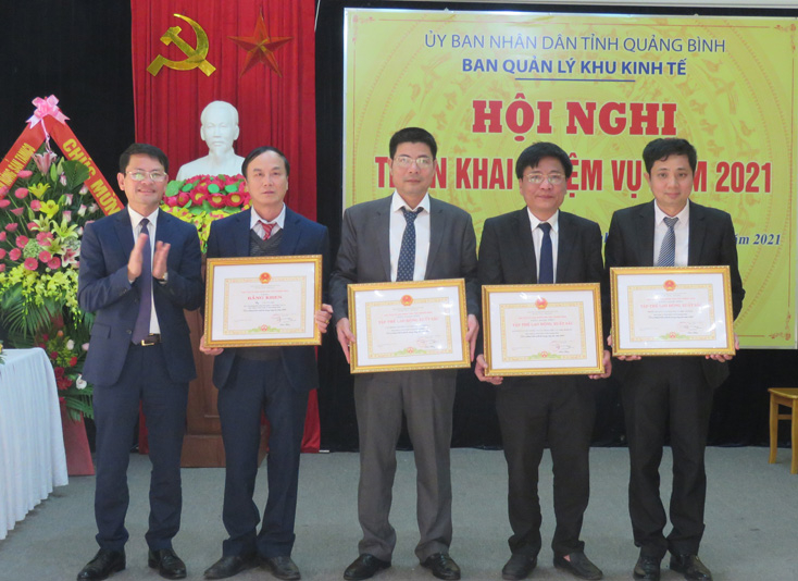 Các tập thể và cá nhân được UBND tỉnh tặng bằng khen vì có thành tích xuất sắc trong công tác năm 2020.