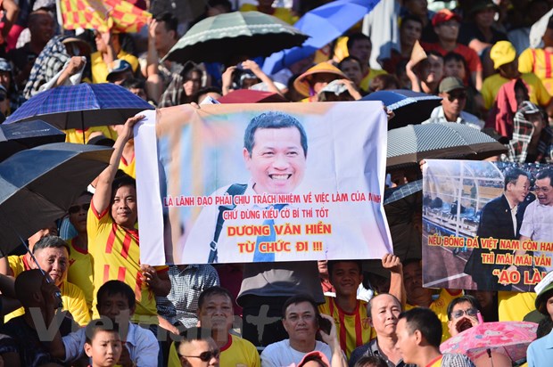  Trưởng Ban trọng tài VFF Dương Văn Hiền bị cổ động viên Nam Định chỉ trích trong một trận đấu tại V-League 2020. (Ảnh: Hiển Nguyễn/Vietnam+)