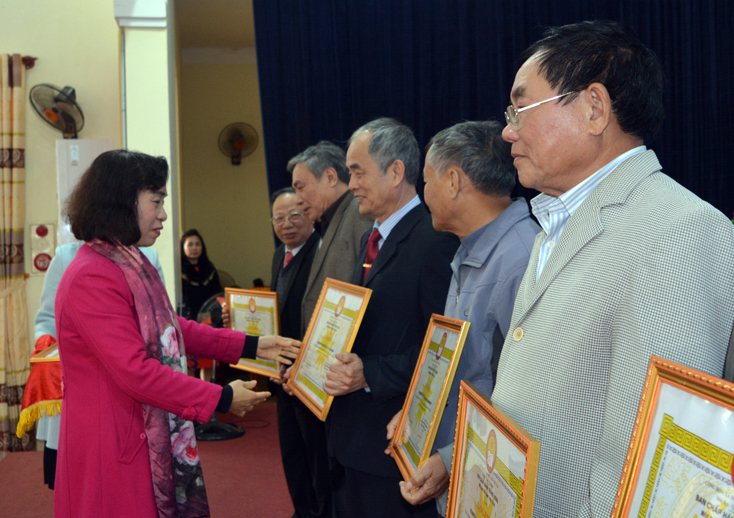  ...và trao bằng khen các tập thể đạt thành tích tiêu biểu, xuất sắc trong phong trào khuyến học, khuyến tài, xây dựng xã hội học tập năm 2020.