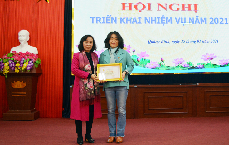 Chủ tịch Hội Khuyến học tỉnh Phạm Thị Bích Lựa trao Kỷ niệm chương “Vì sự nghiệp khuyến học” tặng cán bộ, hội viên đã có nhiều đóng góp tích cực cho sự nghiệp khuyến học, khuyến tài, xây dựng xã hội học tập.