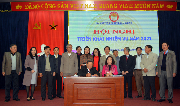 Các hội, chi hội khuyến học trực thuộc Hội Khuyến học tỉnh đã ký kết biên bản giao ước thi đua năm 2021.