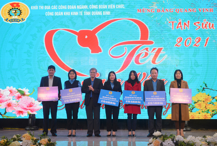 Đại diện lãnh đạo LĐLĐ tỉnh trao hỗ trợ cho các Công đoàn ngành, Công đoàn viên chức, Công đoàn Khu kinh tế Quảng Bình để giúp đỡ đoàn viên, người lao động xây dựng “Mái ấm công đoàn”.