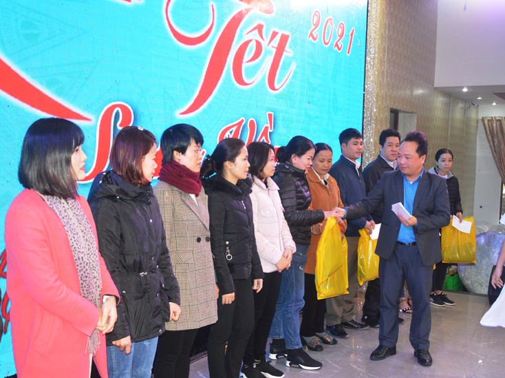 Ban tổ chức chương trình tặng quà cho đoàn viên, người lao động có hoàn cảnh khó khăn.
