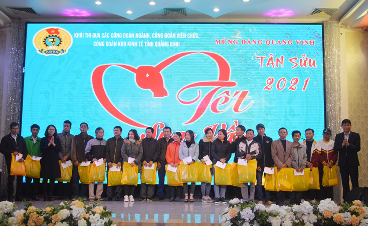 Ban tổ chức chương trình tặng quà cho đoàn viên, người lao động có hoàn cảnh khó khăn.