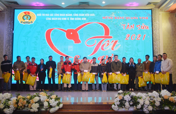 Ban tổ chức chương trình tặng quà cho đoàn viên, người lao động có hoàn cảnh khó khăn.