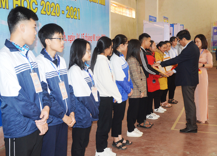 Ban tổ chức cuộc thi trao giải cho các nhóm tác giả.