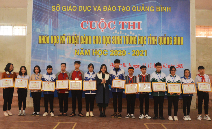 Ban tổ chức cuộc thi trao giải cho các nhóm tác giả.