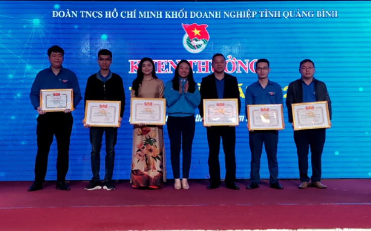 Đồng chí Lê Thị Ngọc Hà, Phó Bí thư Tỉnh đoàn trao bằng khen cho các tập thể xuất sắc.