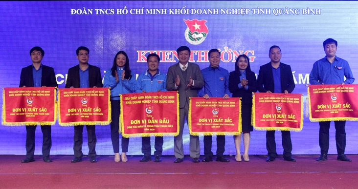 Trao cờ thi đua cho các tập thể đạt nhiều thành tích trong công tác đoàn.