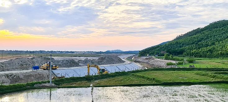 Các đơn vị đang khẩn trương thi công kênh hoàn trả-một trong những hạng mục quan trọng liên quan đến dự án Nhà máy Nhiệt điện Quảng Trạch 1.