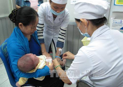 Trẻ cần được tiêm vaccine phòng cúm mùa. Ảnh: TTXVN