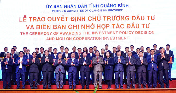 Đồng chí Phó Thủ tướng Trịnh Đình Dũng và đại diện lãnh đạo các bộ, ngành Trung ương và lãnh đạo tỉnh chụp ảnh lưu niệm với các nhà đầu tư tại hội nghị.