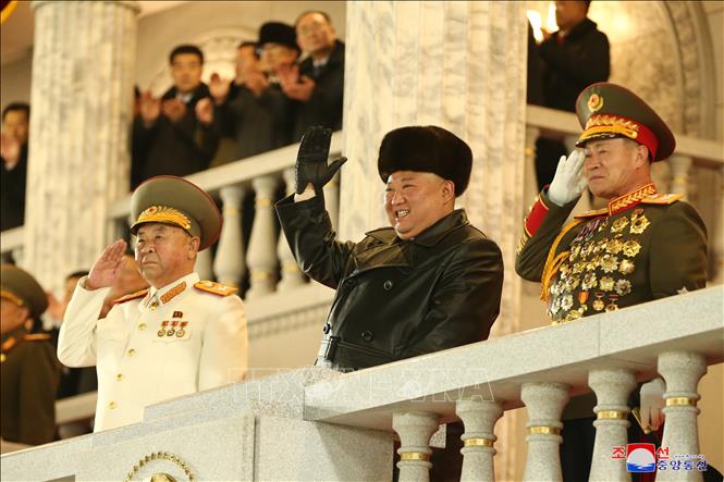  Nhà lãnh đạo Triều Tiên Kim Jong-un dự lễ duyệt binh tại thủ đô Bình Nhưỡng ngày 15-1-2021, chào mừng thành công của Đại hội lần thứ VIII Đảng Lao động Triều Tiên. Ảnh: KCNA/TTXVN