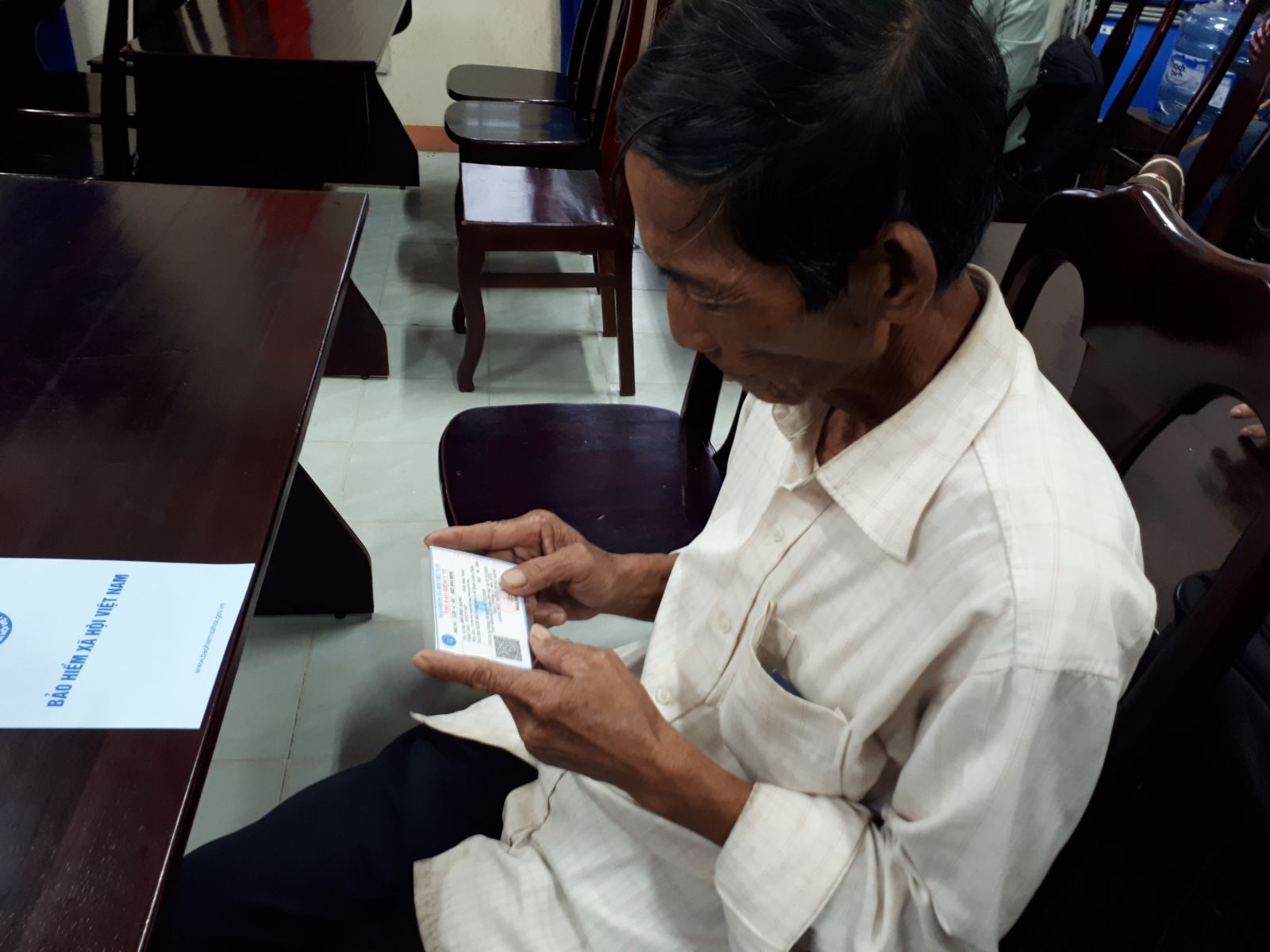 Người nghèo thuộc diện khó khăn được hỗ trợ cấp thẻ BHYT.