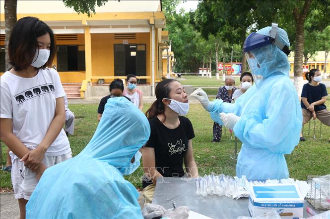  Lấy mẫu xét nghiệm cho người cách ly phòng dịch COVID-19. Ảnh: TTXVN.