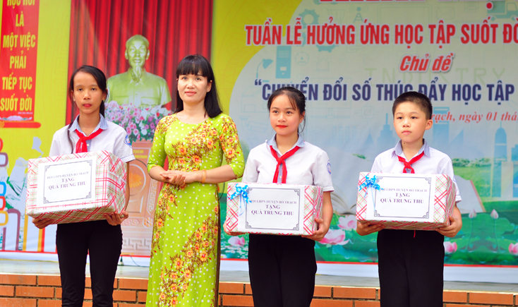 Năm học 2020-2021, Bố Trạch nỗ lực phối hợp với các cơ quan, ban, ngành và chỉ đạo các đơn vị liên quan hỗ trợ, động viên học sinh khó khăn trên địa bàn đến trường.