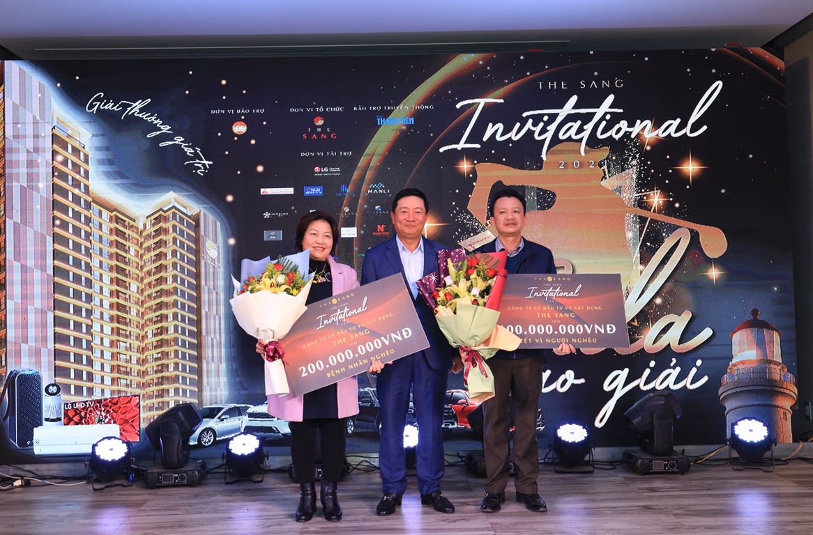 Ông Nguyễn Hải Đăng, Trưởng ban tổ chức giải trao số tiền hỗ trợ cho đại diện Ủy ban MTQVN tỉnh và Quỹ Bảo trợ bệnh nhân nghèo tỉnh.