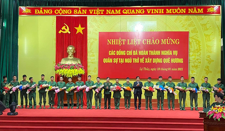 Lãnh đạo huyện Lệ Thủy tặng hoa, quà, chúc mừng các chiến sĩ hoàn thành nghĩa vụ trở về địa phương