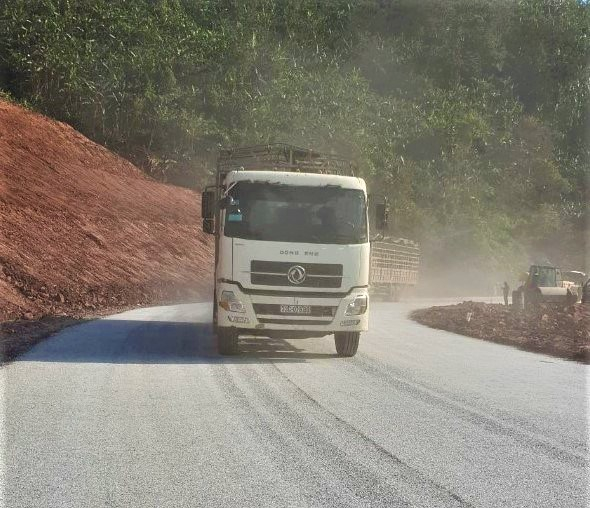 Tuyến đường hoàn thành tạo thuận lợi cho người dân đi lại và giao thương qua biên giới.