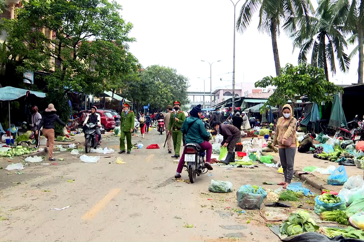 Lực lượng Công an TP. Đồng Hới thực hiện tuyên truyền, nhắc nhở các hộ kinh doanh không lấn chiếm lòng đường, vỉa hè tại khu vực chợ Đồng Hới.