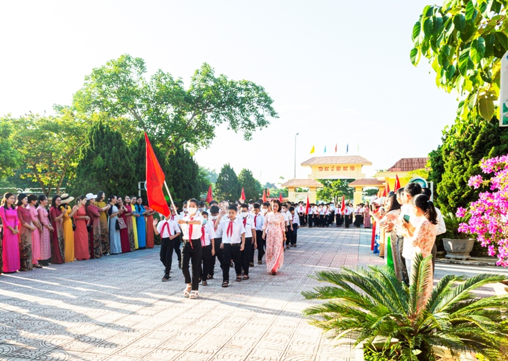 Từ phong trào xây dựng trường đạt chuẩn quốc gia, trên địa bàn tỉnh ngày càng xuất hiện nhiều ngôi trường khang trang, hiệu đại.