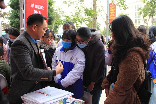 Đại diện Bộ phận tuyển sinh – đào tạo của các trường đại học, cao đẳng, trường nghề trao đổi, giải đáp, cung cấp thông tin cho học sinh. Ảnh: Khiếu Tư/TTXVN